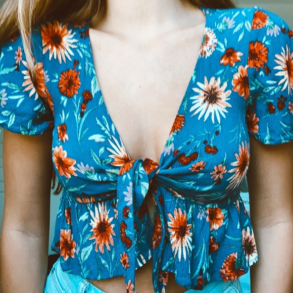 ⚡️Blue Floral Tie Top⚡️ - Picture 1 of 3